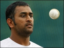 गेंदबाज़ों पर अत्यधिक दबाव- धोनी