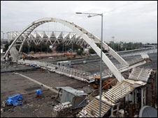 खेलों के लिए बन रहा एक पुल गिरा