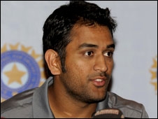 क्षेत्ररक्षण में सुधार की ज़रूरत: धोनी