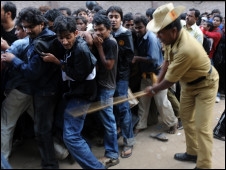 क्रिकेट प्रेमियों पर बरसीं लाठियाँ