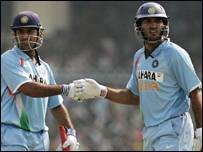 धोनी और युवराज सिंह (फ़ाइल फ़ोटो)