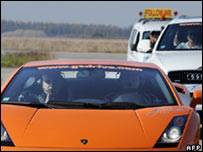 कॉस्टरमांस ने दूसरे से लेकर चलाई कार पर नया रिकॉर्ड बनाया है.