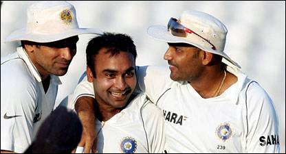  अपना पहला टेस्ट खेल रहे अमित मिश्रा ने सात में से तीन विकेट लिए हैं 