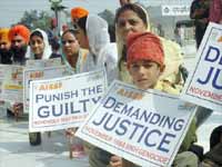 'दल खालसा' के कार्यकर्ताओं ने रेल रोकीं