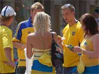 मैदान से हटाई गईं नारंगी पोशाक वाली महिलाएं