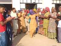 स्‍वर्ण पदक विजेता पूनिया के गांव में जीत का जश्‍न