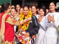 एशियन गेम्‍स में भाग लेने वाली खिलाड़ी का जोरदार स्‍वागत