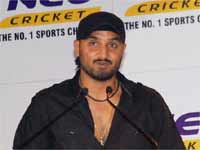 अरुणिमा की मदद के लिए आगे आए युवराज और हरभजन सिंह