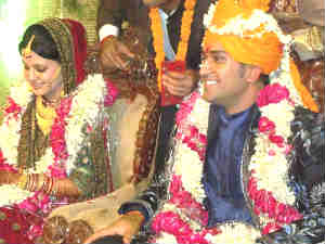 बीवी साक्षी संग बइक चलायेगें कप्तान धोनी