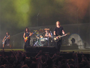 मेटालिका राक बैंड का शो रद, चार रिमांड पर