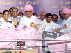 ओलंपिक चैंपियनों पर तोहफों की बरसात जारी