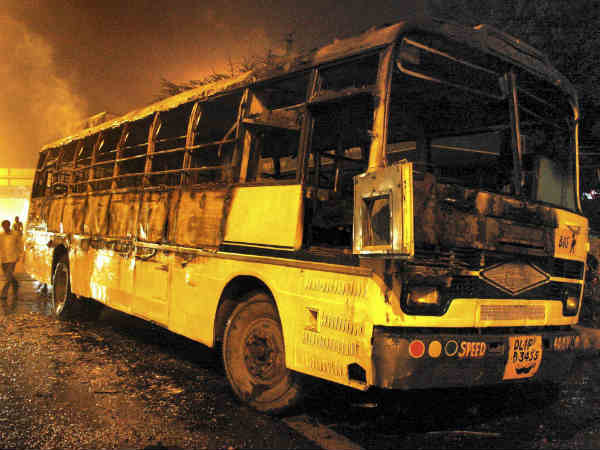 बच्‍ची की मौत के बाद बस फूंकी