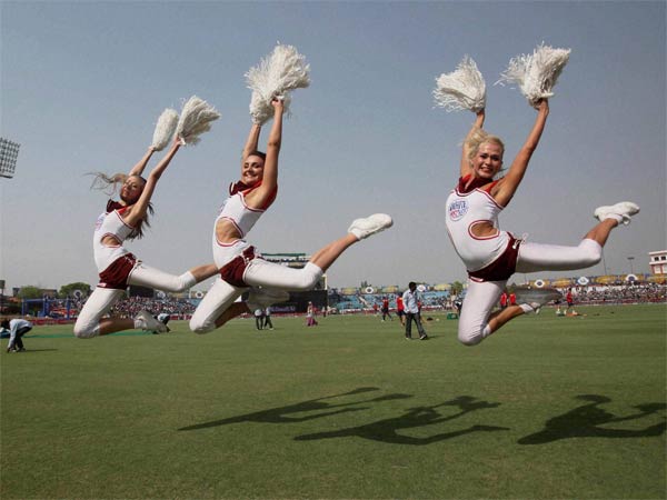 आईपीएल में चमक बिखेरती चीयरगर्ल्‍स
