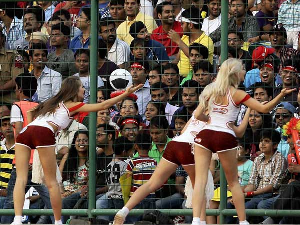 आईपीएल में चमक बिखेरती चीयरगर्ल्‍स