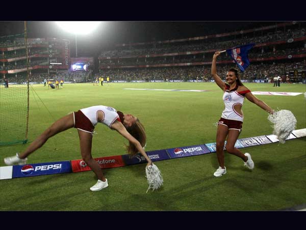 आईपीएल में चमक बिखेरती चीयरगर्ल्‍स