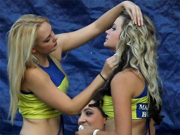 आईपीएल में चमक बिखेरती चीयरगर्ल्‍स