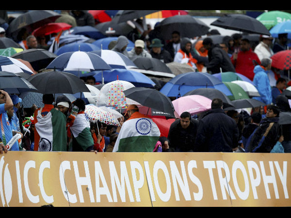 दर्शकों ने ली छाते की शरण 