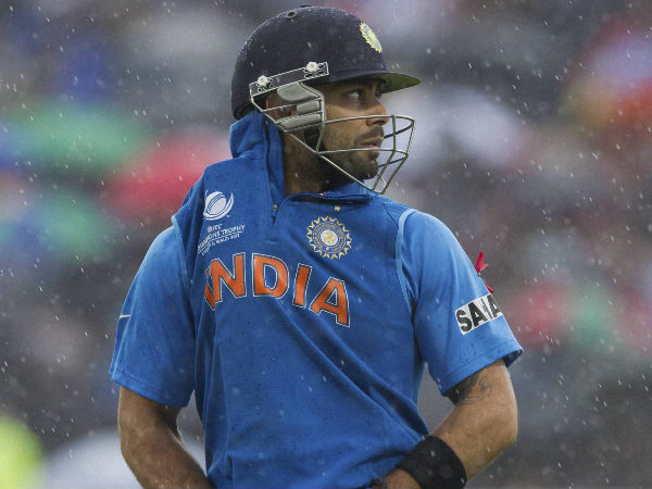 बारिश से बल्‍ले को बचाते कोहली 