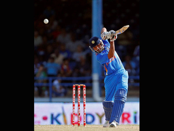 ड्राइव लगाते रोहित शर्मा 