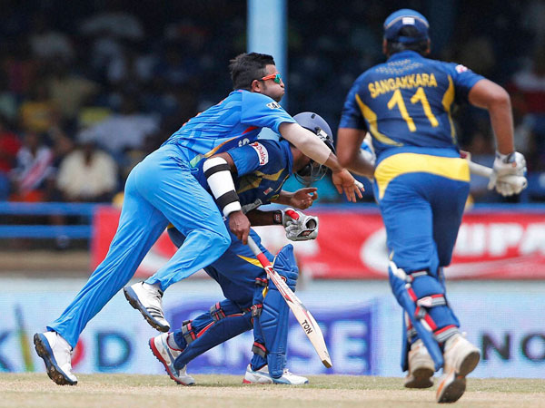 श्रीलंका की पारी के दौरान रैना