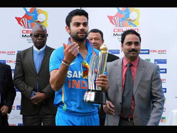 सीरीज जीतने के बाद ट्रॉफी के साथ विराट कोहली