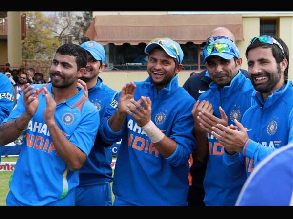 ट्रॉफी लेते हुए विराट की प्रशंसा करते टीम इंडिया के खिलाड़ी