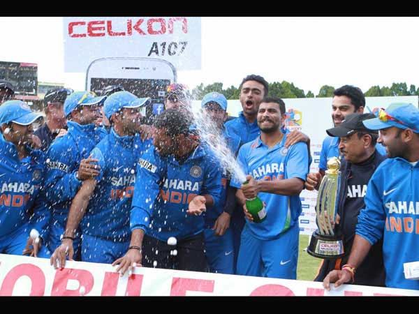 रवींद्र जडेजा टीम पर शैंपेन की बौछार करते हुए। 