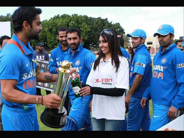 प्रशंसक के साथ विराट