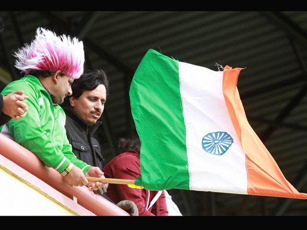 टीम का समर्थन करते प्रशंसक