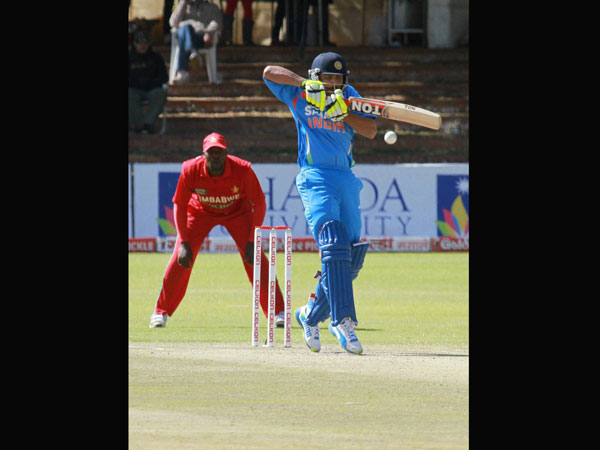 शॉट खेलते रवींद्र जडेजा