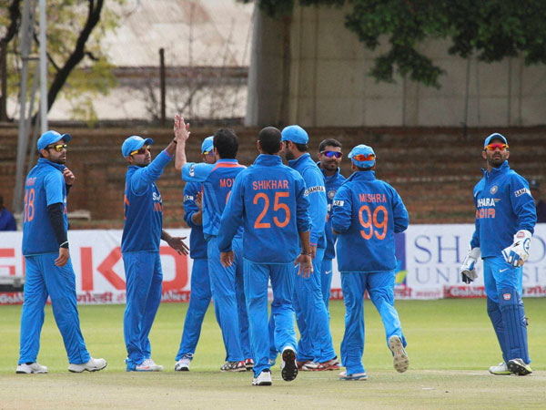 विकेट लेने के बाद जश्‍न मनाते खिलाड़ी