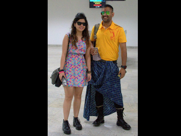 पत्‍नी साक्षी के साथ धोनी