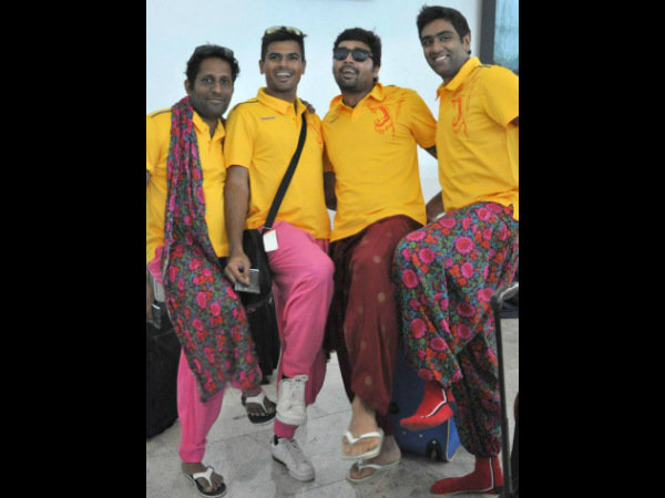 लुंगी पहनकर मस्‍ती करते आश्विन और मुरली। 