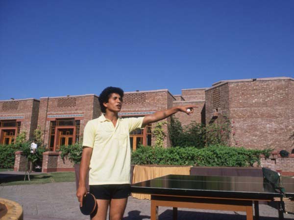 दूध पीता बच्‍चा सचिन 