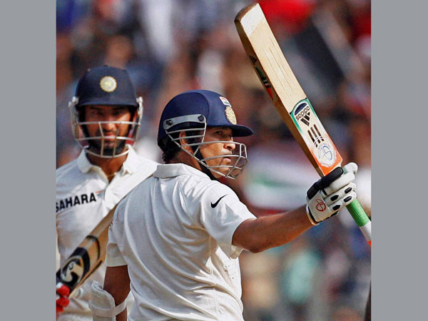  दर्शकों का अभिवादन करते सचिन 