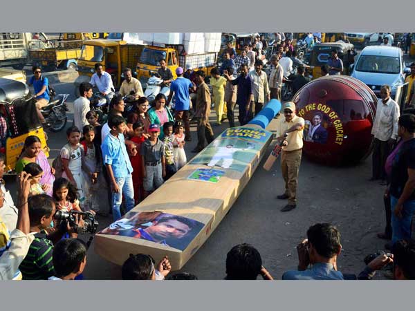 सचिन को शुभकामनाएं देते दर्शक