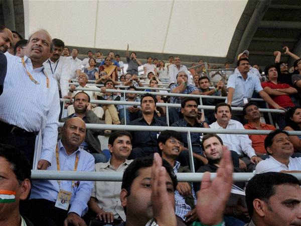 राहुल बने दर्शक 