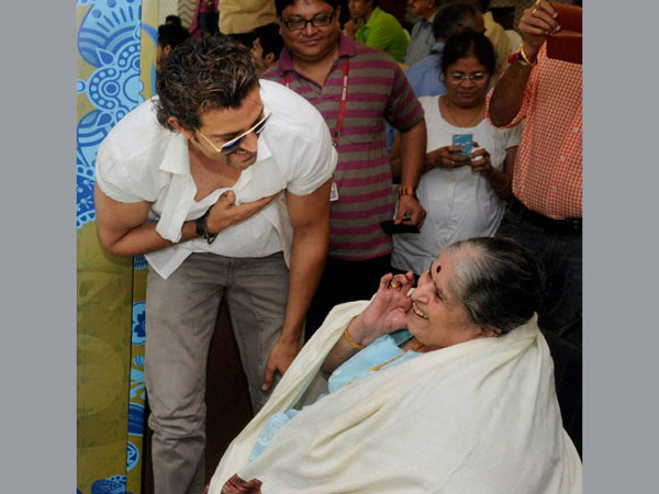  रितिक रोशन,सचिन की मां के साथ