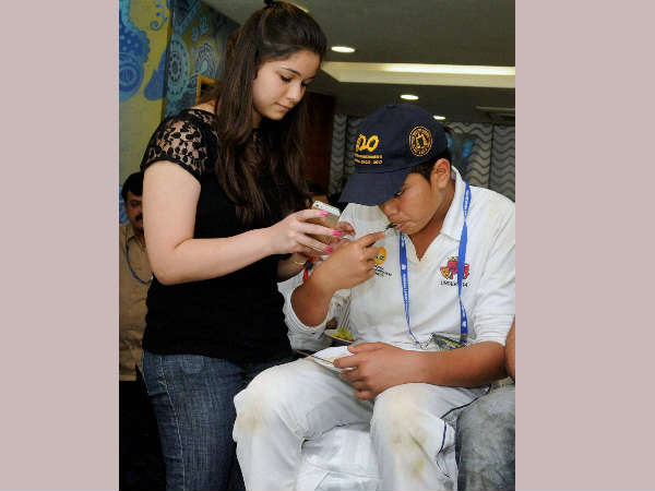 अपने पिता को देखने आये अर्जुन और सारा