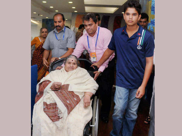 अर्जुन के साथ सचिन की मां