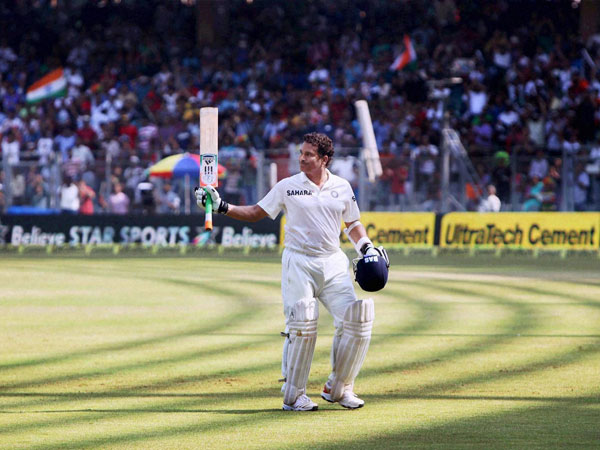 तस्‍वीरें: जब‍ खेल रत्‍न तेंदुलकर को वानखेड़े में देखने उमड़े सितारे