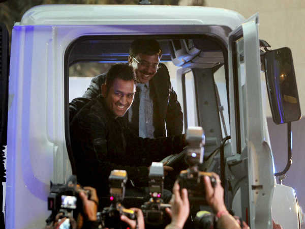 कप्‍तान धोनी को चाहिए एके 47 और ग्रेनेड लांचर