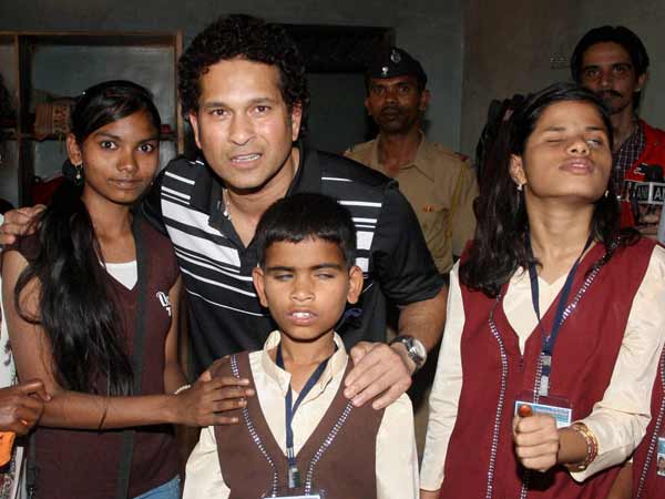 PICS: जब सचिन ने धुलाये गरीब विकलांग बच्चों के हाथ