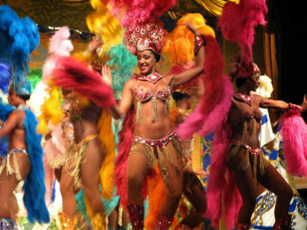 मैच के बाहर डांस 