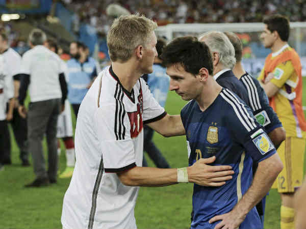 मेसी को 'गोल्‍डन बॉल' नहीं स्‍वर्ग भेजना चाहते हैं माराडोना