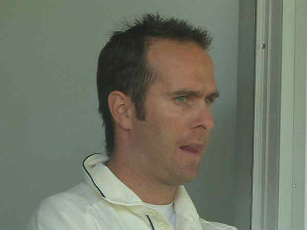 माइकल वॉन ने ट्विटर पर सफेद झंडे के साथ टीम इंडिया का मजाक