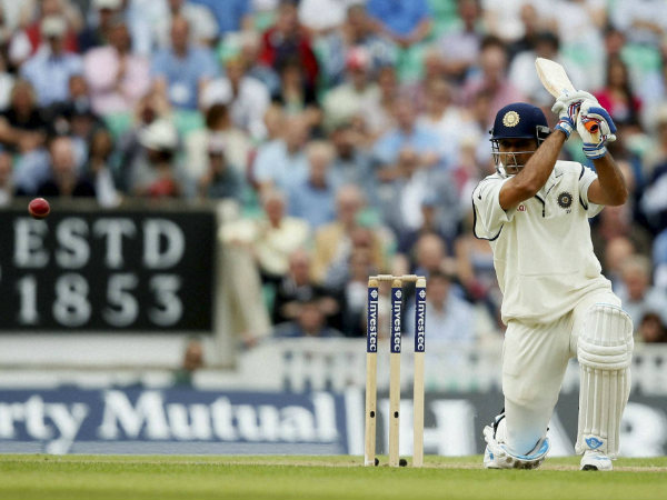 कप्तानी छोड़ने पर बोले धोनी, थोड़ा इंतजार कीजिये..