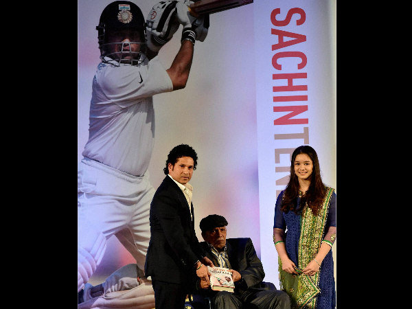 सचिन की बुक 'प्लेइंग इट माई वे' लांच, पहली प्रति मां दूसरी गुरू के नाम