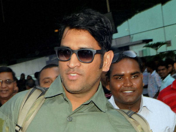 पापा बने धोनी लेकिन खुश हो गये जूनियर बच्चन, दी लख लख बधाईयां