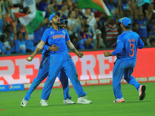 एडीलेड एयरपोर्ट पर निकली टीम इंडिया की हवा, जूते-जैकट सब उतारने पड़े